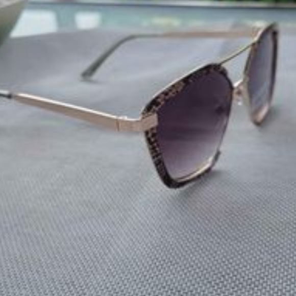 Beige ‘Leon’ sunglasses from Foster Grant Finished with snakeskin. - Picture 3 of 9